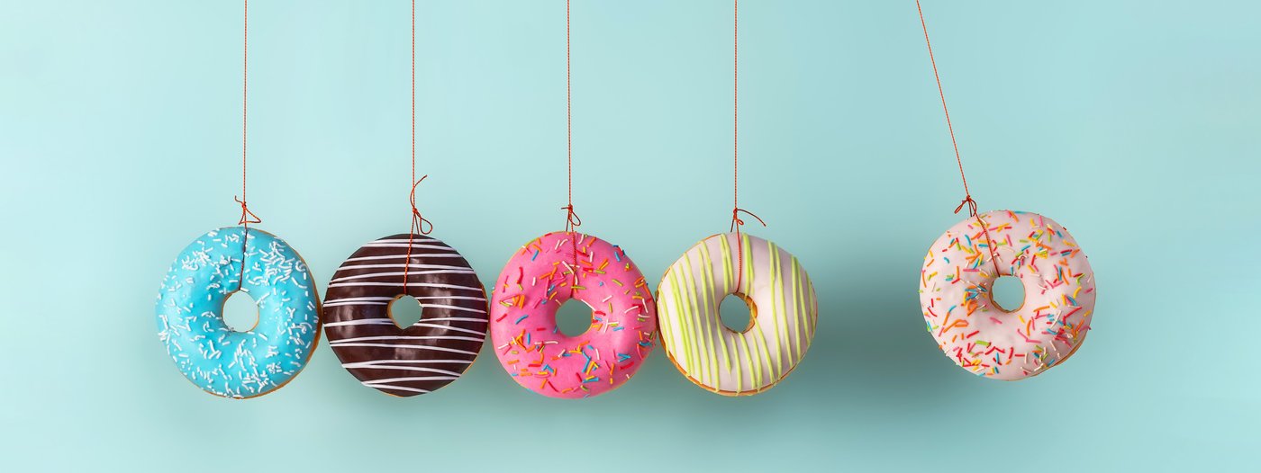 Eine Reihe bunter Donuts